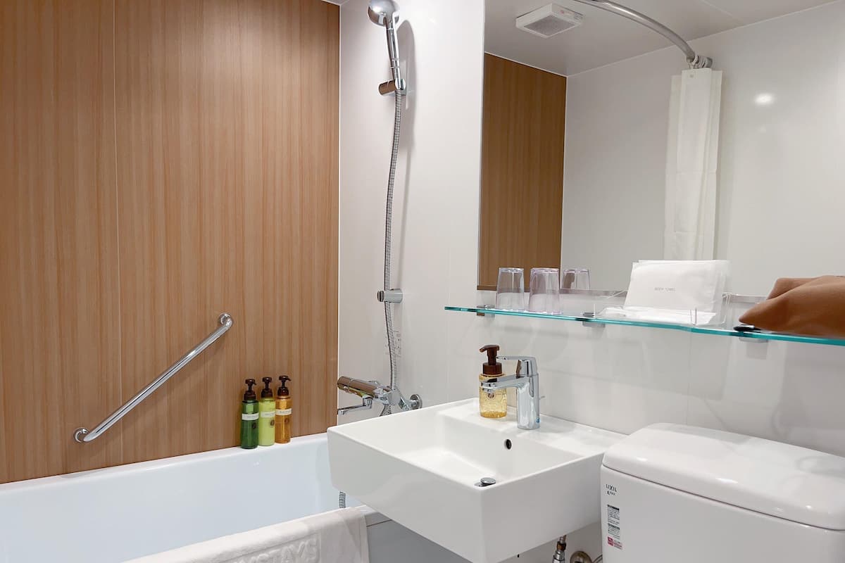 Combined shower/tub, free toiletries, hair dryer, slippers