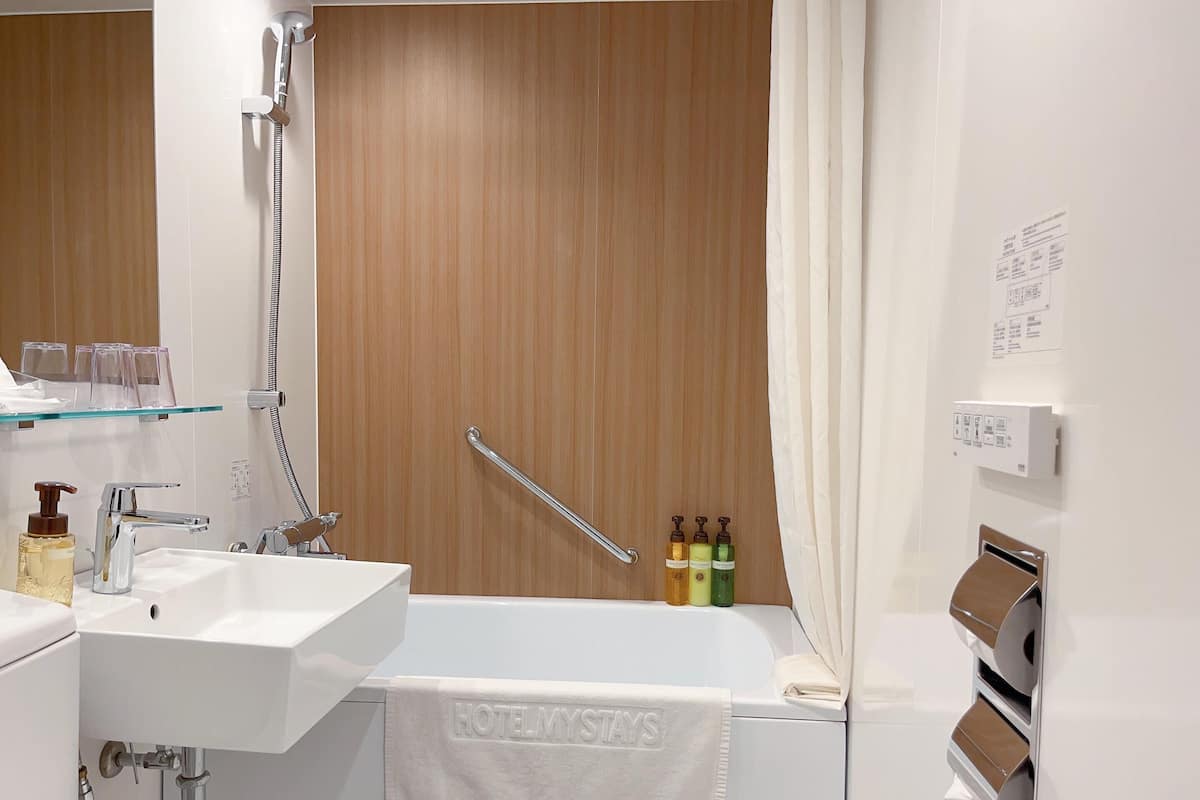 Combined shower/tub, free toiletries, hair dryer, slippers