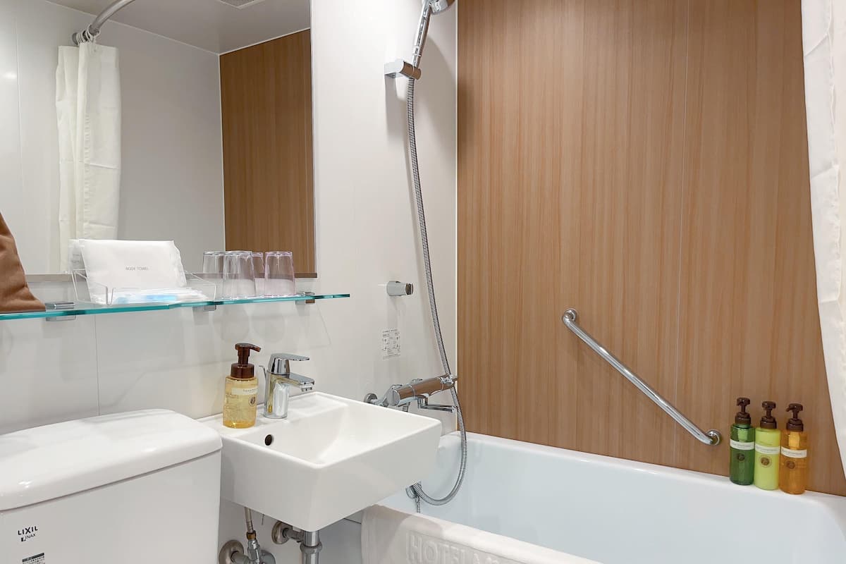 Combined shower/tub, free toiletries, hair dryer, slippers