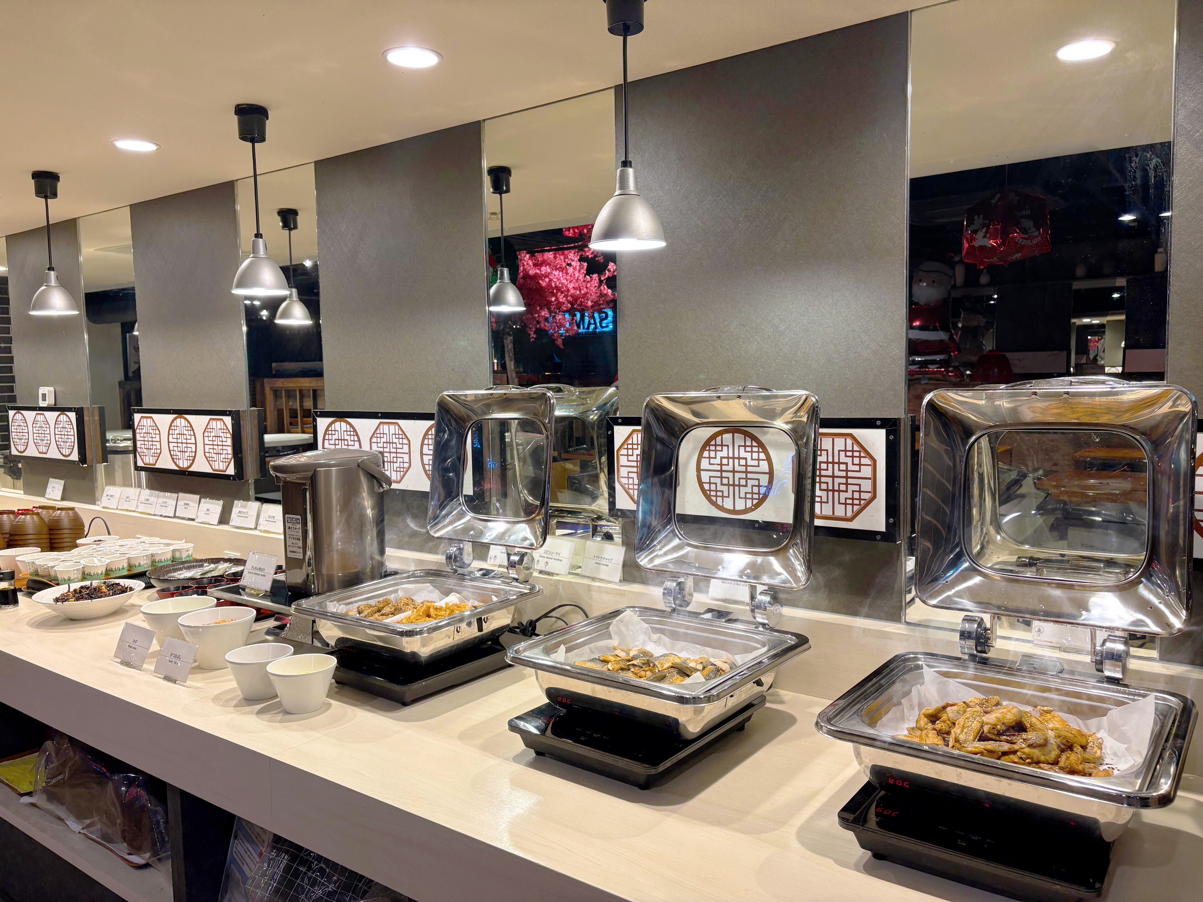 بوفيه فطور يوميًا بتكلفة قدرها (1500 JPY للشخص)