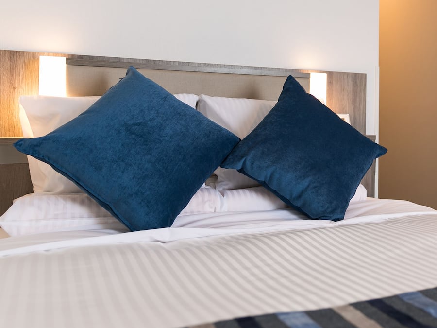 Caja de seguridad en la habitación, escritorio y cortinas blackout