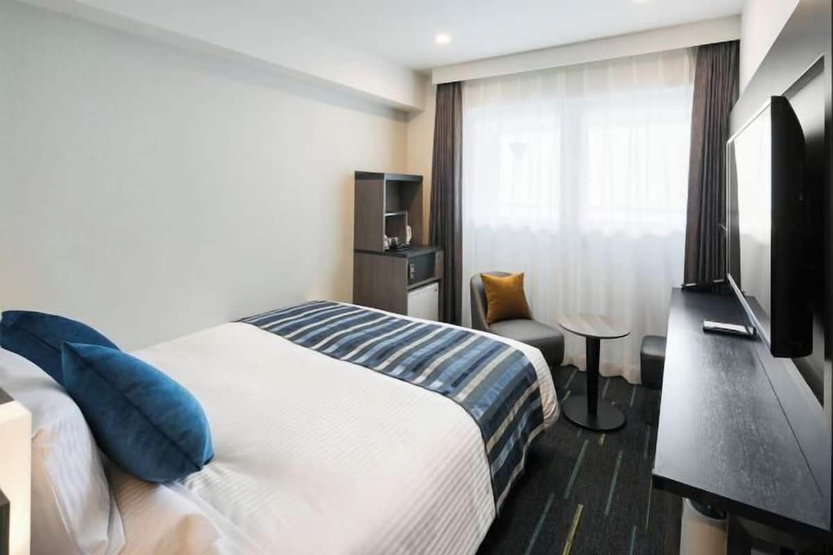 Caja fuerte, escritorio, cortinas opacas y wifi gratis