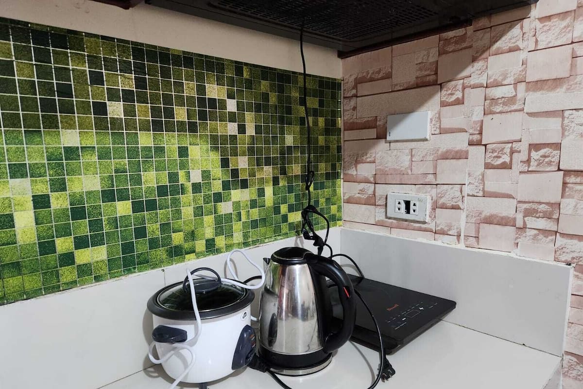 Full-sized fridge, microwave, stovetop, rice cooker