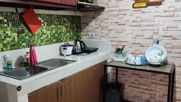 Full-sized fridge, microwave, stovetop, rice cooker