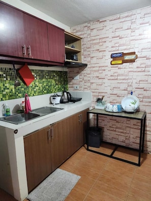 Refrigerador con freezer, microondas, placa de cocina, arrocera