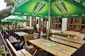Outdoor dining - Hotel Pod Šikmou Věží (Holín)