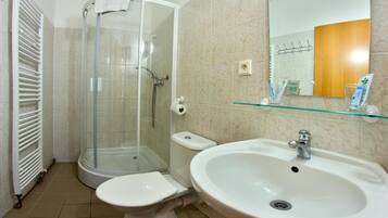 Shower, deep soaking tub, hydromassage showerhead, free toiletries