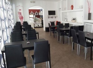 Déjeuner, dîner et souper servis sur place; cuisine italienne 