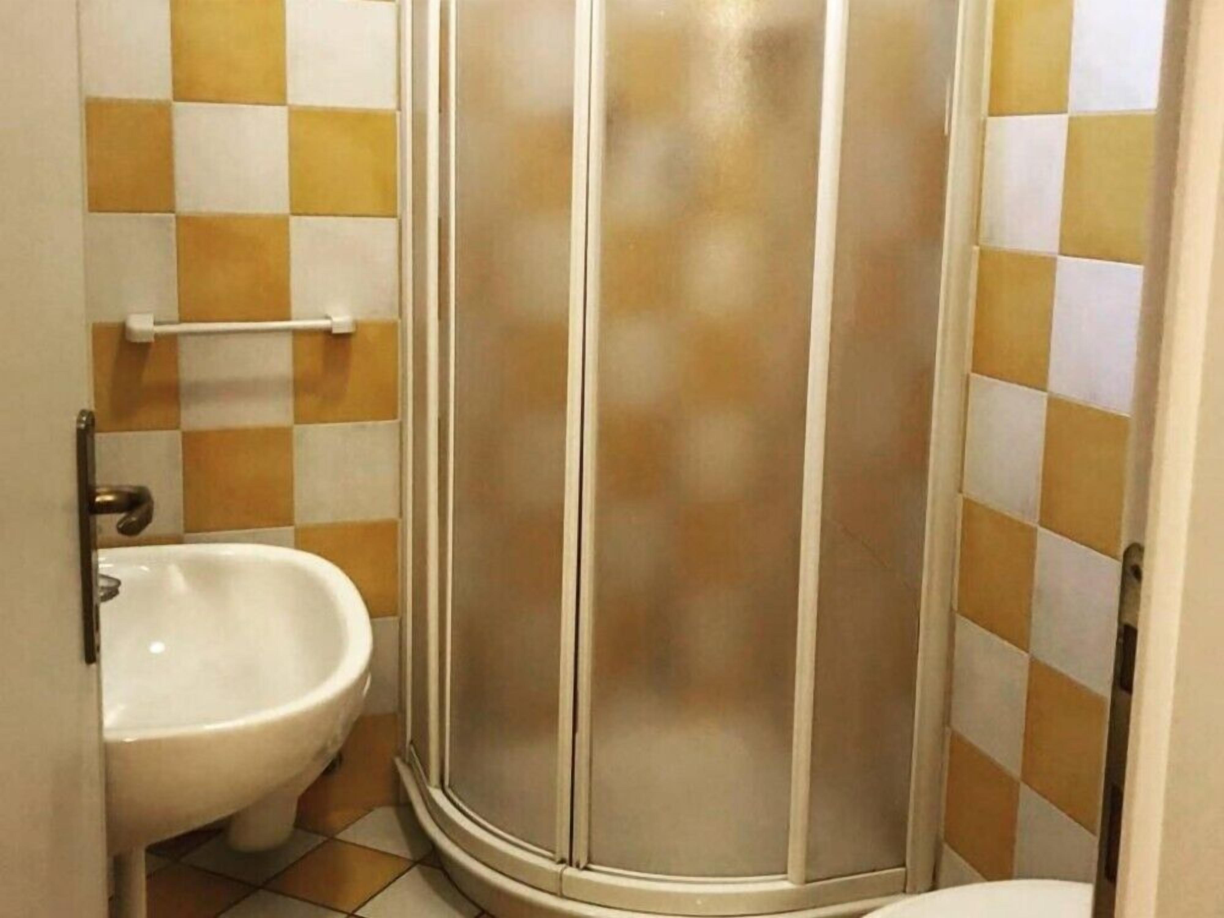 Ducha, artículos de tocador gratuitos, secador de pelo, bidet