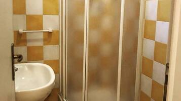 Ducha, artículos de tocador gratuitos, secador de pelo, bidet