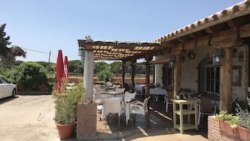 Se sirven desayunos, comidas, cenas y cocina local