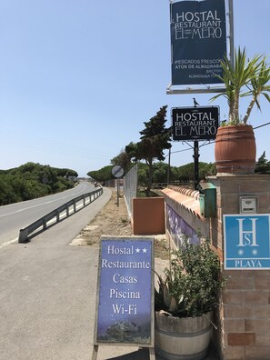 Property entrance - Hostal Restaurante El Mero (Barbate)