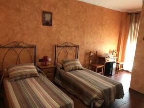 Triple Room | Minibar, blackout drapes, rollaway beds, free WiFi - Hostal Restaurante El Mero (Barbate)
