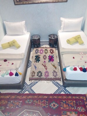 高级双床房 | 高档床上用品、客房内保险箱、隔音、免费 WiFi