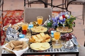 包含每日当地美食早餐