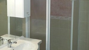 Shower, free toiletries, hair dryer, electronic bidet - Da Lucia B&B (Rome)