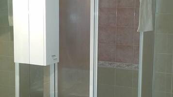 Douche, articles de toilette gratuits, sĂšche-cheveux