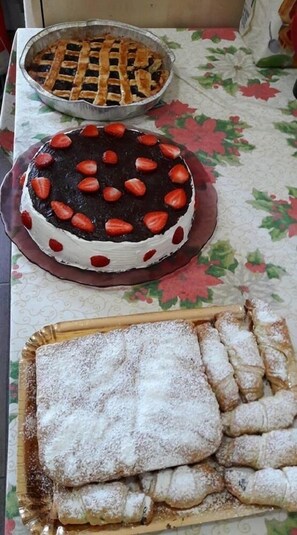 فطور من الأطباق المحلية مجانًا يوميًا