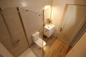 Douche, sèche-cheveux, bidet, serviettes fournies