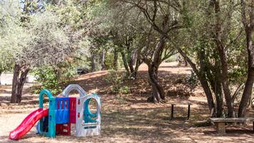 Kawasan main kanak-kanak – terbuka
