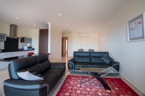 Una televisión, un futbolín, una mesa de tenis de mesa