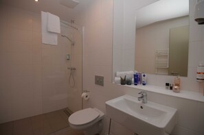 Shower, free toiletries, hair dryer, towels - Motel Plus Schönefeld (Schoenefeld)