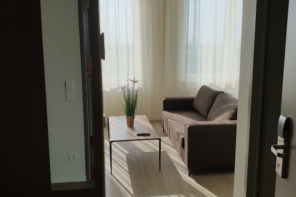 1 makuuhuone, ylelliset vuodevaatteet, tallelokero huoneessa