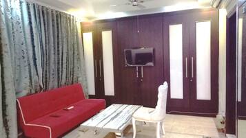 Family Suite | Premium bedding, desk, soundproofing, iron/ironing board