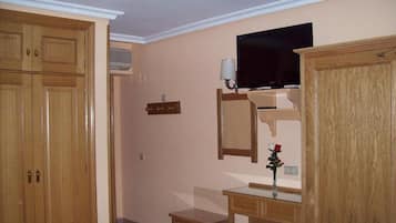 Habitación cuádruple | Edredones de plumas, wifi gratis, ropa de cama