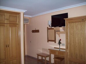 Down duvets, free WiFi, bed sheets - Hostal Los Gavilanes 2 (Toledo)