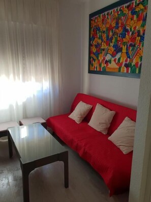 Superior-Apartment | Wohnbereich | Fernseher