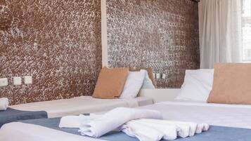 Standard-Dreibettzimmer | Minibar, Schreibtisch, Bügeleisen/Bügelbrett, kostenlose Babybetten