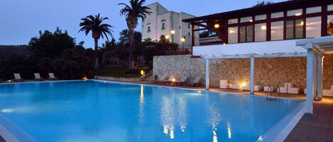 Seasonal outdoor pool
