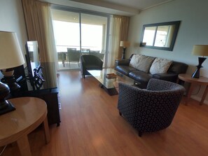 公寓, 2 間臥室, 海景 | 客廳 | 32-吋LED 液晶電視、付費頻道、電視