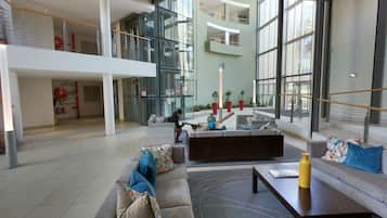 Coin salon dans le hall