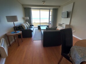 公寓, 2 間臥室, 海景 | 客廳 | 32-吋LED 液晶電視、付費頻道、電視