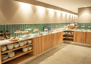 Tägliches Frühstücksbuffet gegen Gebühr