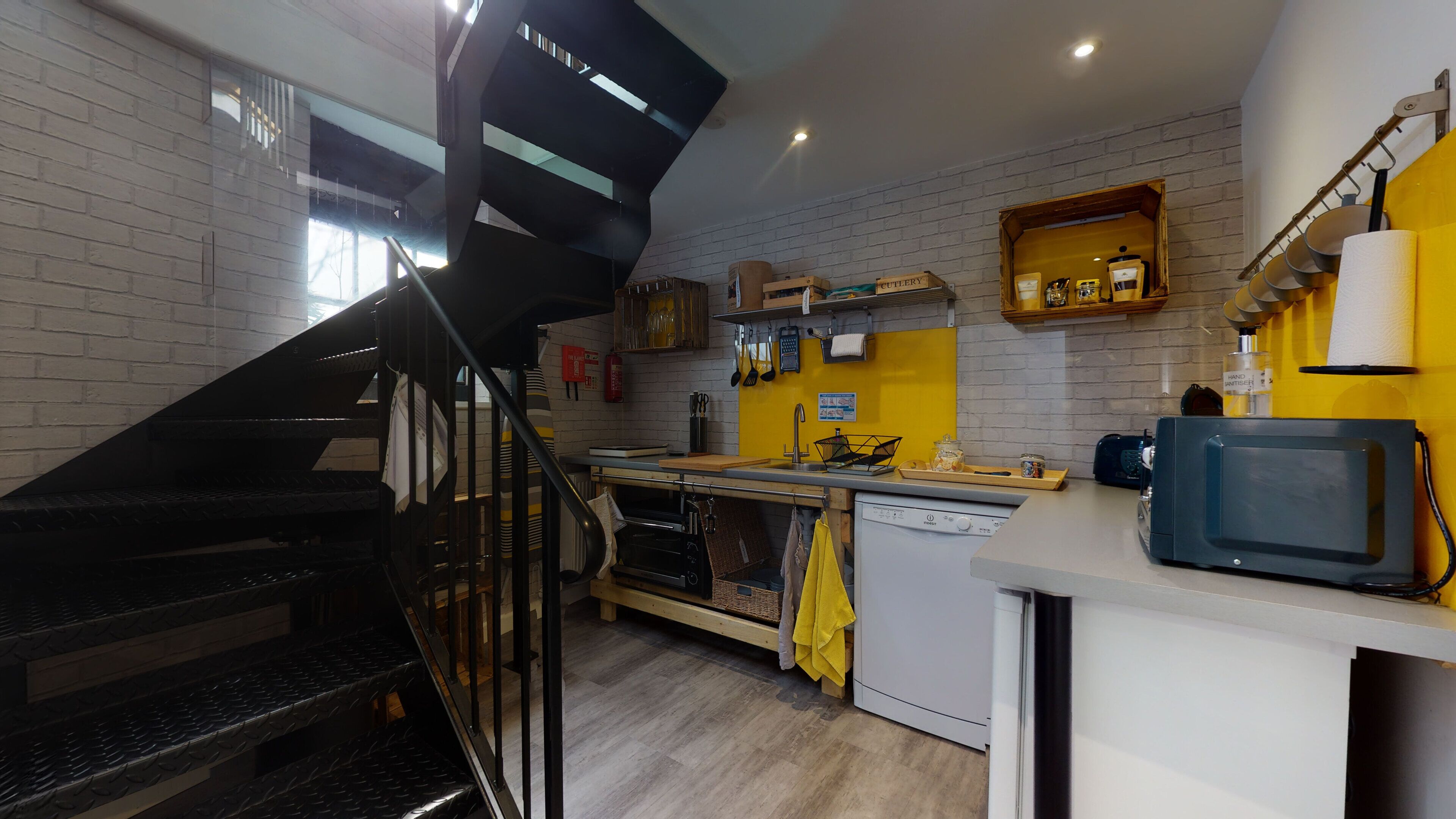 House, 2 Bedrooms | Private kitchen | Fridge, microwave, oven, stovetop