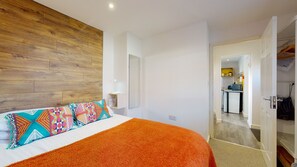 2 bedrooms, hypo-allergenic bedding, desk, laptop workspace - Beautiful Coach House (Gloucester)