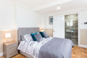 Luxury Villa, 3 Bedrooms | 3 bedrooms, iron/ironing board, free WiFi, bed sheets - Majestic Villa in Exclusive Area (Nottingham)