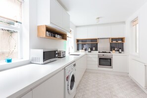 Luxury Villa, 3 Bedrooms | Private kitchen | Fridge, microwave, oven, stovetop - Majestic Villa in Exclusive Area (Nottingham)