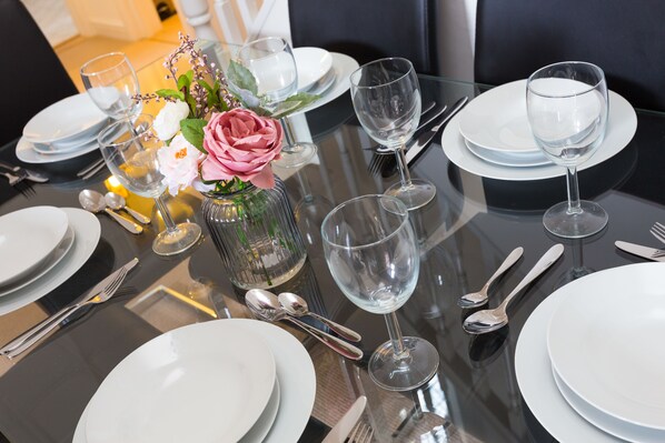 Luxury Villa, 3 Bedrooms | In-room dining - Majestic Villa in Exclusive Area (Nottingham)