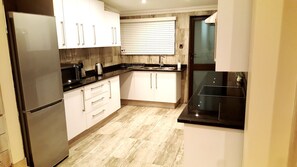 Appartamento, 1 camera da letto | Angolo cottura privato | Frigorifero con congelatore, microonde, forno, piano cottura