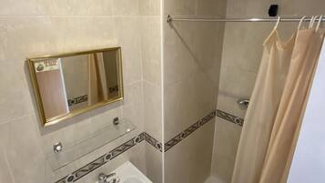 ห้องอีโคโนมีซิงเกิล | ห้องน้ำ | ฝักบัว, อ่างอาบน้ำแบบแช่ตัว, ไดร์เป่าผม (มีให้บริการตามคำขอ), ผ้าเช็ดตัว