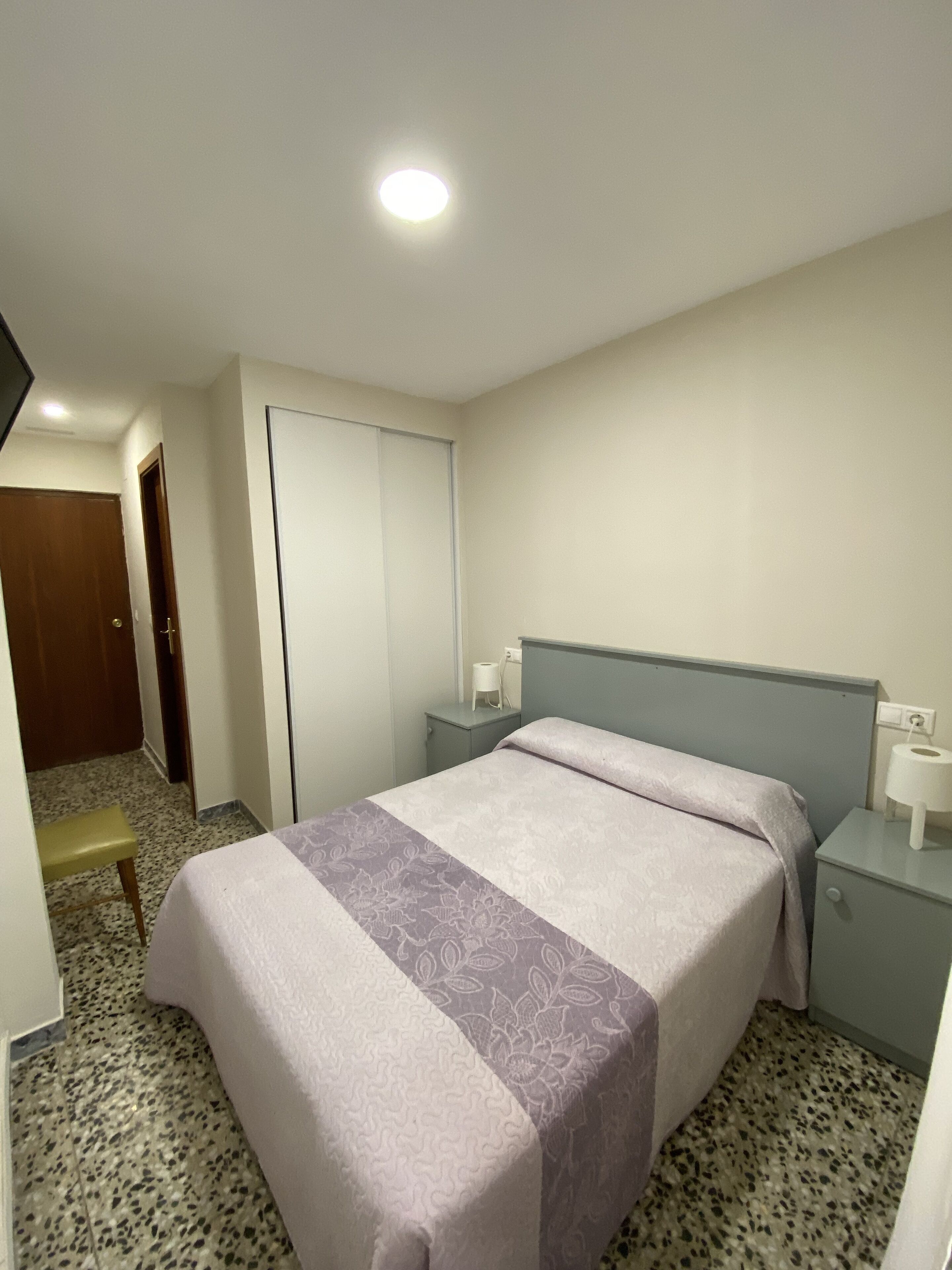 Economy tweepersoonskamer, privébadkamer | Hypoallergeen beddengoed, donzen dekbedden, een bureau, gratis wifi