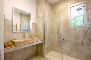 Suite Deluxe (Jade) | Baño | Artículos de higiene personal gratuitos, secador de pelo y albornoces