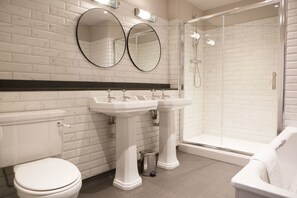 Presidential Double Room | Bathroom | Bathtub, deep soaking tub, free toiletries, hair dryer