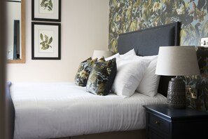 Habitación doble, baño privado | Escritorio, wifi gratis y ropa de cama
