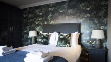 Escritorio, wifi gratis y ropa de cama