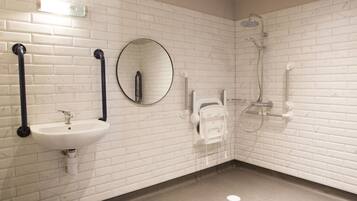 Bañera, bañera profunda, artículos de tocador gratuitos, secador de pelo